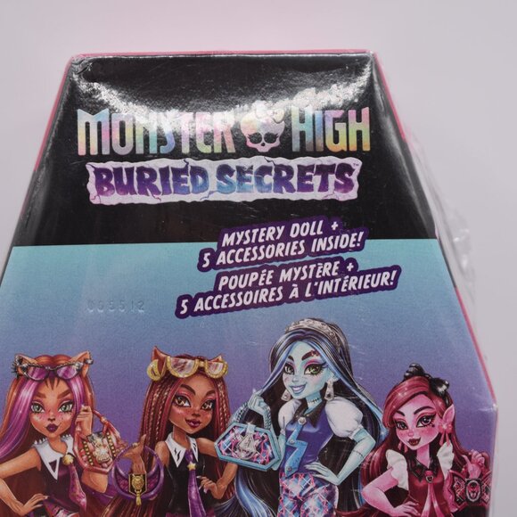 Monster High Buried Secrets Mystery Doll + 5 Accessories Inside New In Box - Picture 8 of 9